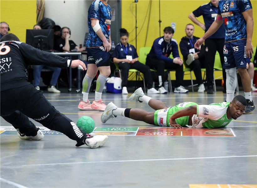 Leroy Pereira blickt besorgt, Berchem Fußballteam liegt sieben Punkte in der Tabelle zurück