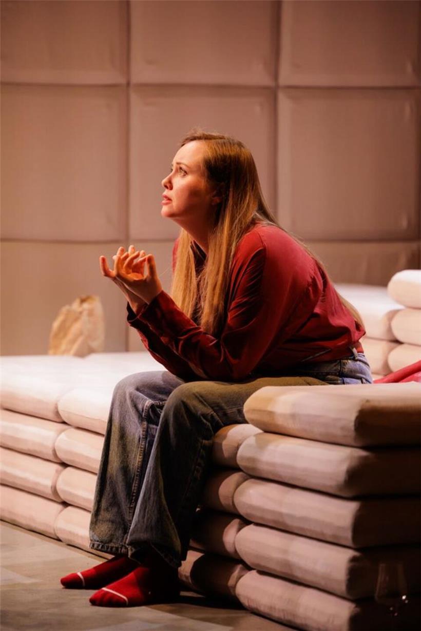 Les personnages sont en désespoir - ici Rosalie Maes dans le rôle de Franziska