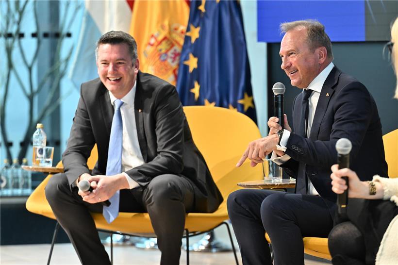 Lex Delles und Gilles Roth im Gespräch mit Studierenden an der IE University Madrid, Bildungsaustausch, Hochschulbesuch