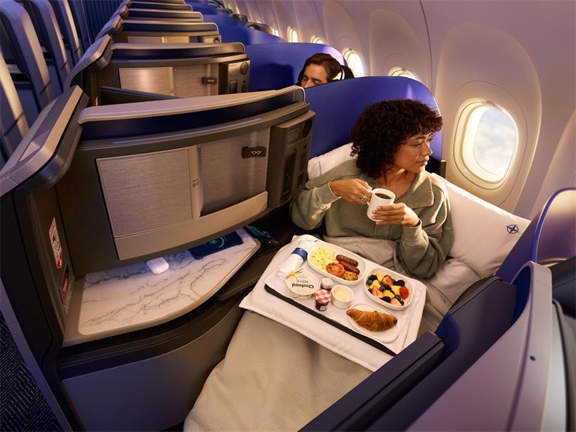 „Lie-flat“, United-Airlines-Interpretation: Die Flachlieg-Sitze in der Business-Class sind ums Eck gebaut. Wer nicht den ganzen Flug über durchs Fenster schaut, wird sie dennoch bequemer als die Holzklasse finden.