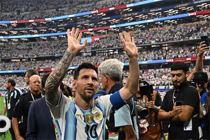Lionel Messi feiert mit Argentinien den Sieg gegen Österreich am Samstag im Fußballspiel