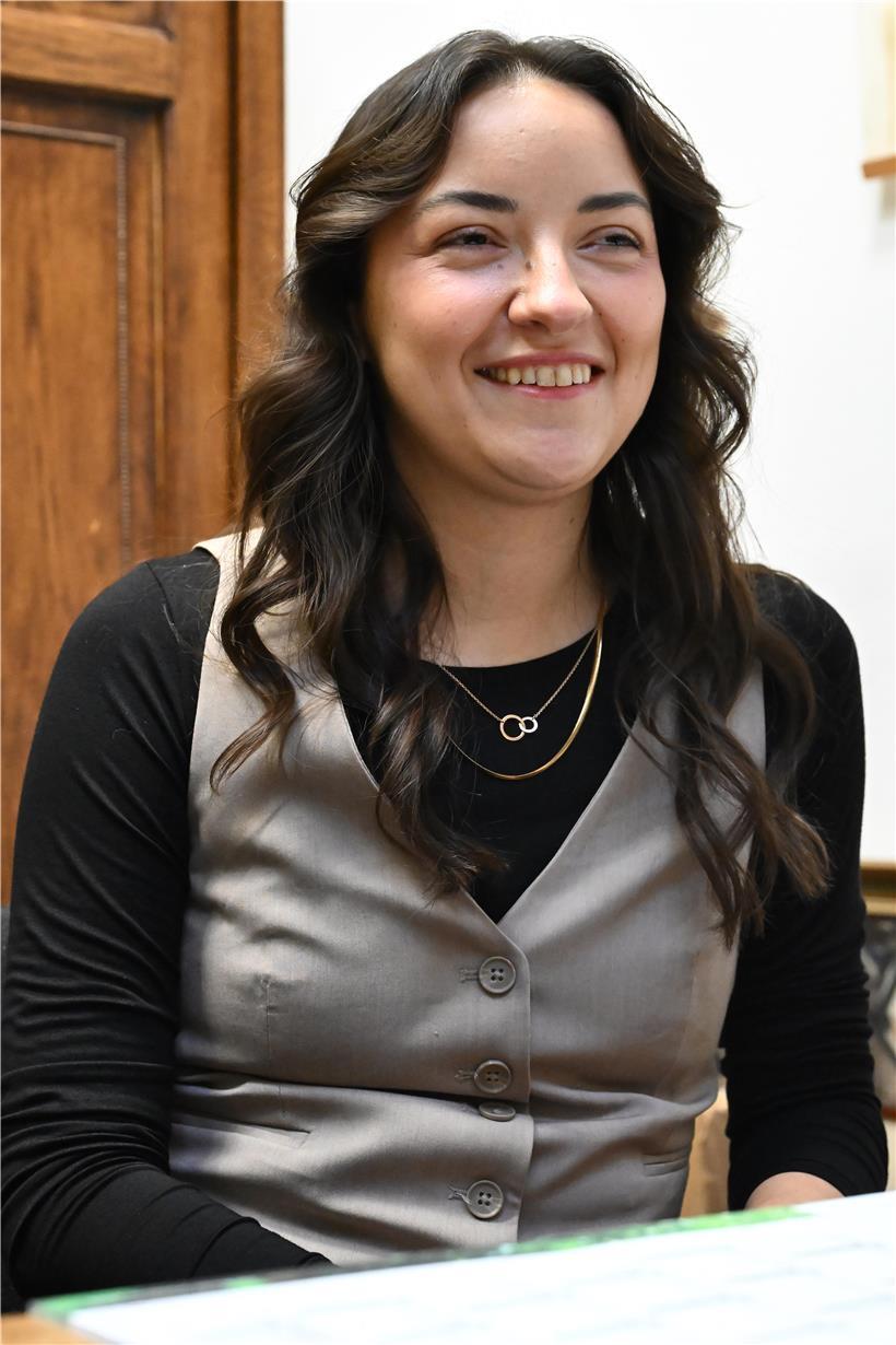 Lisa Wehr lächelnd, voller Vorfreude auf kommende berufliche Herausforderungen, motiviert und engagiert