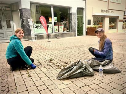 Lisa und Nelly gehören zu den rund 40 jungen Leuten, denen die Stadt Grevenmacher einen Ferienjob angeboten hat
