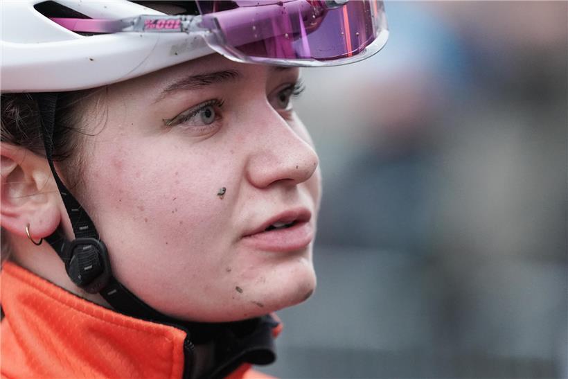 Liv Wenzel beim Start in die Straßensaison mit erfolgreichem Rennrad und sportlicher Radbekleidung