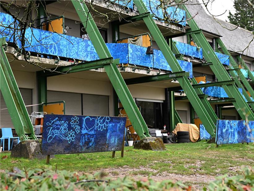 Asylbewerber in Zolver leben gemeinsam in einer Unterkunft, Gemeinschaftsleben und Integration vor Ort sichtbar