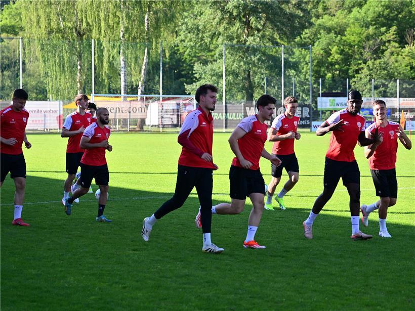 Stürmer Frederick Kyereh und Mario Brkljaca posieren locker beim Fußballtraining am Dienstag