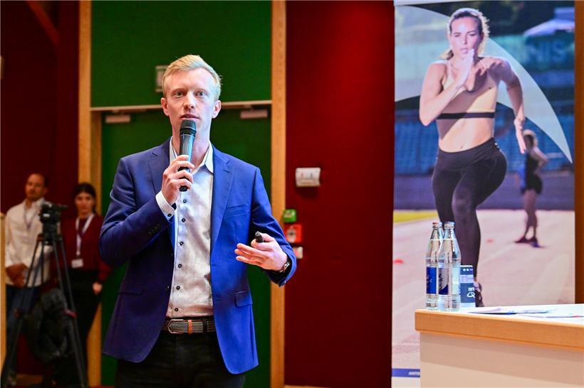 Loïc Hoscheit, Direktor der ALIS, steht vor einem modernen Bürogebäude und lächelt in die Kamera