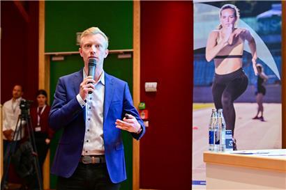 Loïc Hoscheit, Direktor der ALIS, steht vor einem modernen Bürogebäude und lächelt in die Kamera