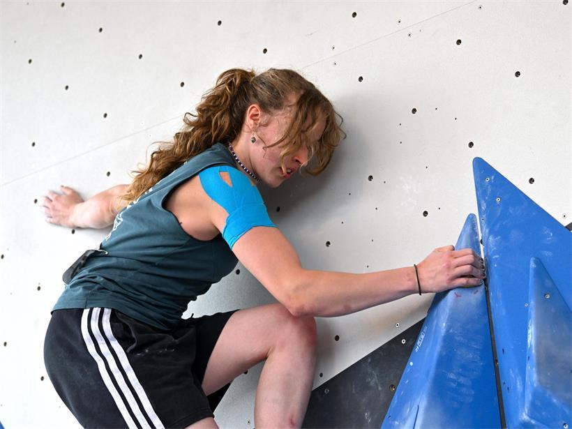 Lola Slavazza klettert erfolgreich und verteidigt ihren Boulder-Weltmeistertitel bei Wettkampf