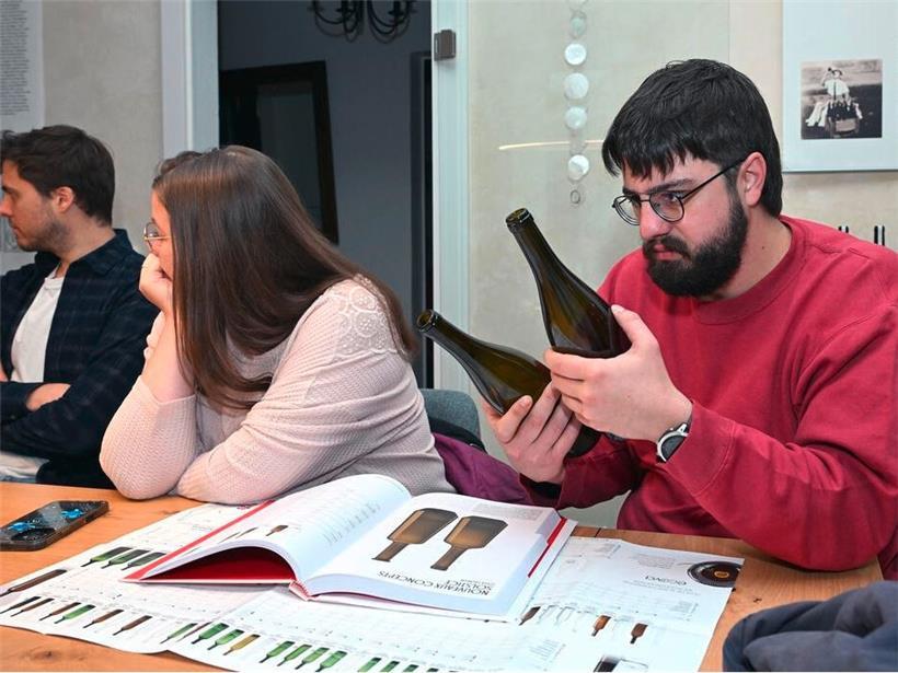 Louis Elsen begutachtet die Flaschen und denkt bereits an die Etiketten
