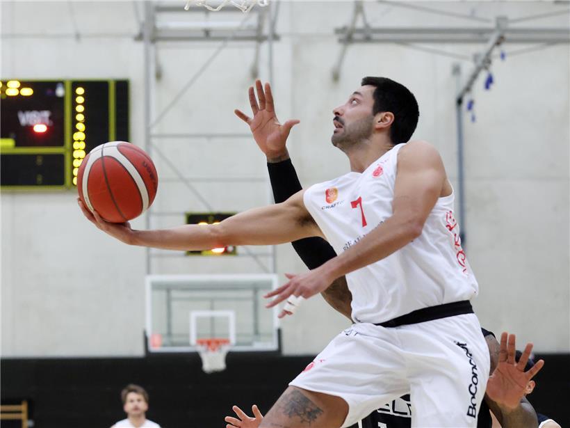 Louis Soragna und Racing Spieler kämpfen um den Ball, trotz Größennachteil im intensiven Fußballspiel