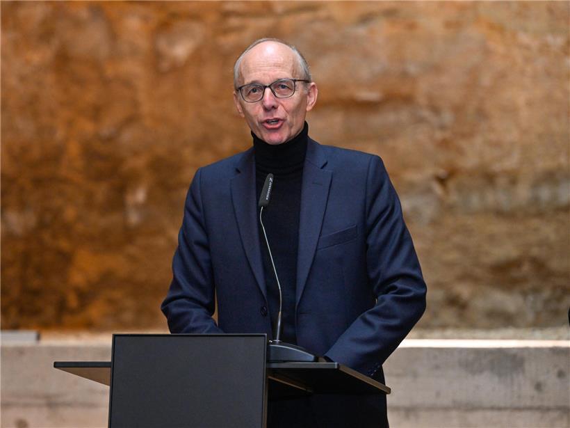 Luc Frieden spricht beim Neujahrsempfang für die Presse Januar 2024, nachdenklich und ernst, politische Stimmung reflektierend