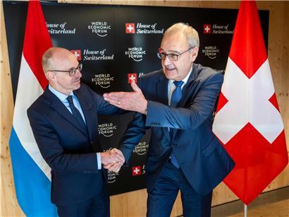 Der Schweizer Bundespräsident Guy Parmelin (r.) gibt Luxemburgs Premierminister Luc Frieden vor einem bilateralen Treffen am Rande der Jahrestagung des Weltwirtschaftsforums (WEF) am 20. Januar 2026 in Davos die Hand.

Das Weltwirtschaftsforum findet vom 19. bis 23. Januar 2026 in Davos statt.