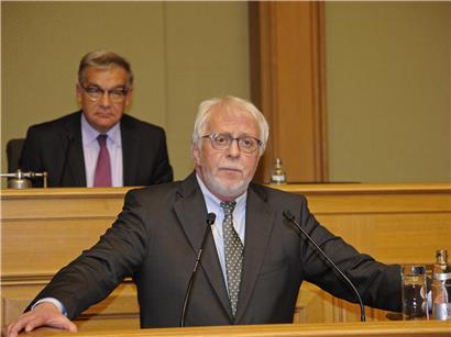 Lucien Weiler spricht 2012 in der luxemburgischen Chamber vor Politik und Öffentlichkeit