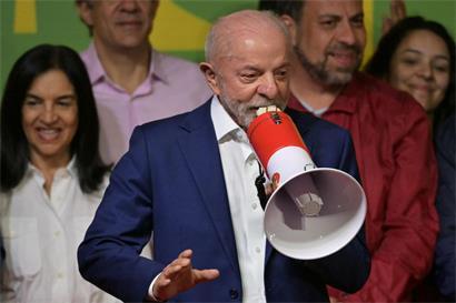 Luiz Inácio Lula da Silva am Wahlabend. Der Präsident setzt zur Aufholjagd an – mit Megafon, was an seine Zeit als Gewerkschaftsführer erinnert