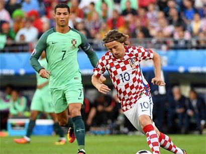 Luka Modric im Fußball-Duell gegen Cristiano Ronaldo ohne Sieg, symbolisch für ihre Rivalität und Leistung auf dem Platz