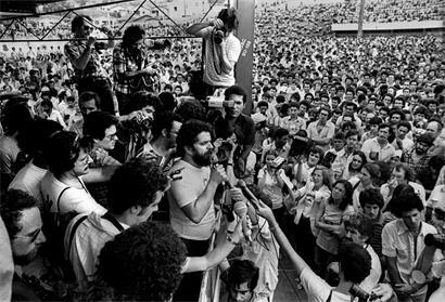 Lula (in der Mitte mit Mikrofon) bei der großen Gewerkschaftsversammlung vor der Entscheidung über den Streik 1980