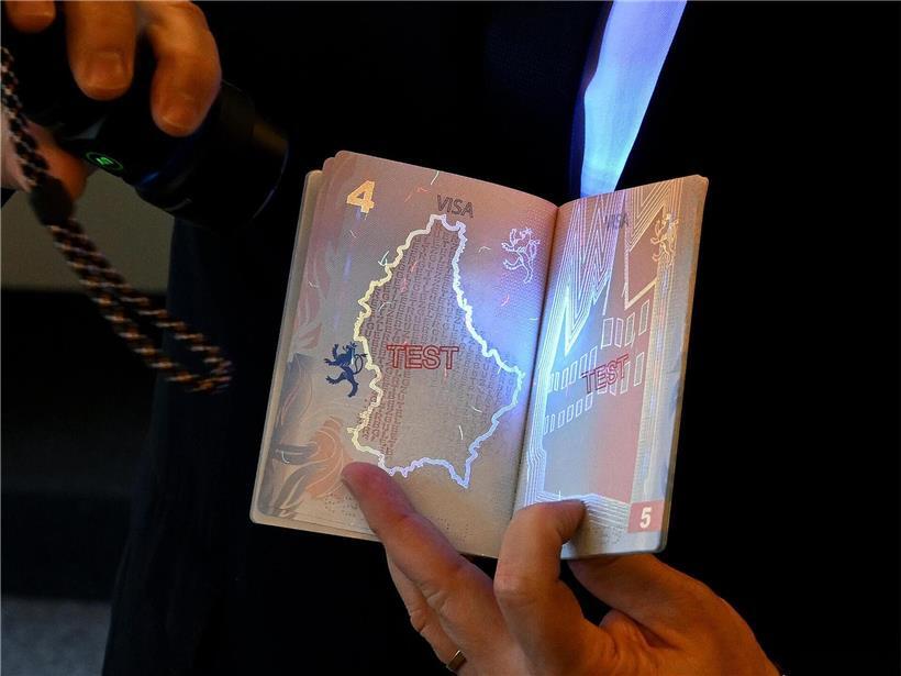 Moderner neuer Reisepass von Luxemburg ab Montag erhältlich, offizielles Reisedokument mit aktualisiertem Design und Sicherheitsmerkmalen