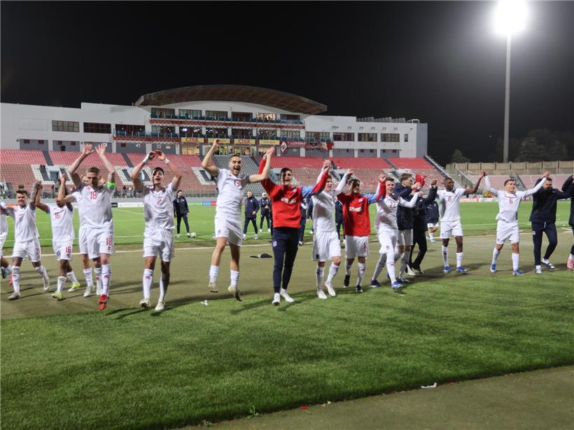 Menschen feiern fröhlich bei einer Straßenparty in Luxemburg am Dienstag mit bunten Lichtern und festlicher Stimmung
