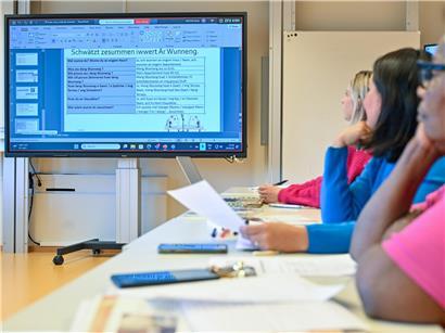 Teilnehmer beim Luxemburgischkurs im Institut national des langues Luxembourg (INLL) lernen Sprache und Kultur.