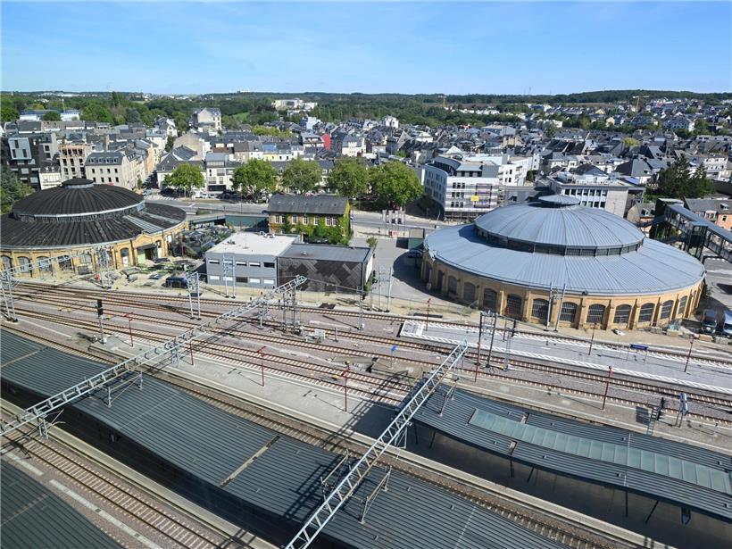 Luxemburg Hauptbahnhof von oben mit Zügen, Gleisen und moderner Bahninfrastruktur bei Tageslicht