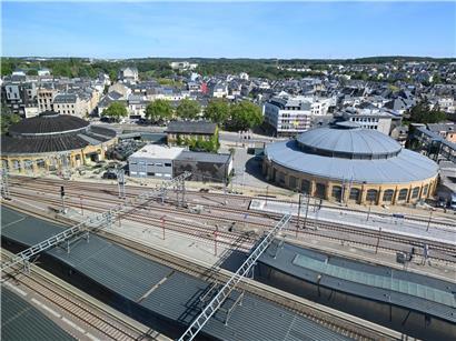 Luxemburg Hauptbahnhof von oben mit Zügen, Gleisen und moderner Bahninfrastruktur bei Tageslicht