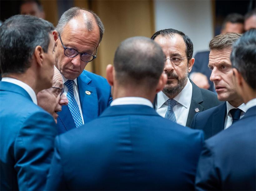 Luxemburgs Premierminister Luc Frieden spricht vor konzentrierten Zuhörern im Brüsseler Ratsgebäude
