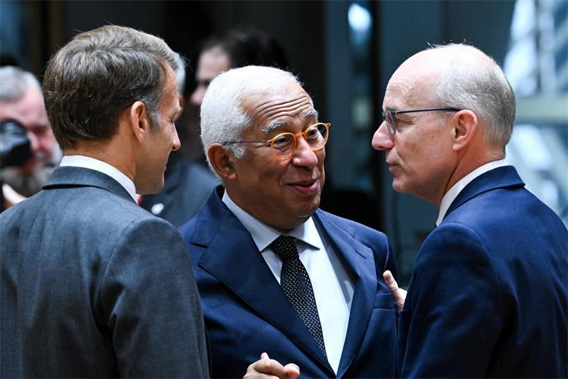 Luxemburgs Premierminister Luc Frieden (r.) und Frankreichs Präsident Emmanuel Macron (l.) im Gespräch mit dem EU-Ratspräsidenten António Costa vor Beginn der ersten Gipfelrunde