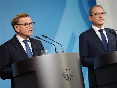 Machen Russland für den versuchten Sprengstoffanschlag verantwortlich: Außenminister Wadephul (l.) und Innenminister Dobrindt