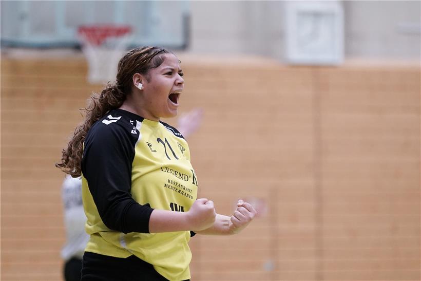 Maëwa Huberty in Aktion mit starken Paraden als Torhüterin im Fußballspiel