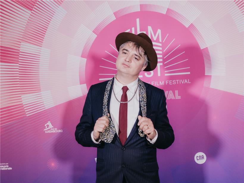 Peter Doherty, Musiker und Autor, Mitglied der internationalen Jury beim Luxembourg City Film Festival, Porträt vor Filmkulisse