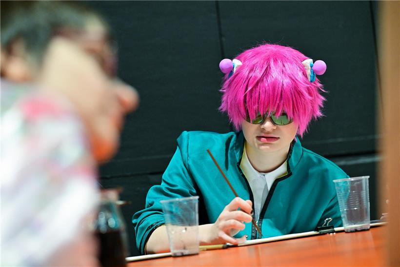 Sumi-e Tuschmalerei auf Papier, entspannendes Malen mit traditionellem japanischem Pinsel und Tusche