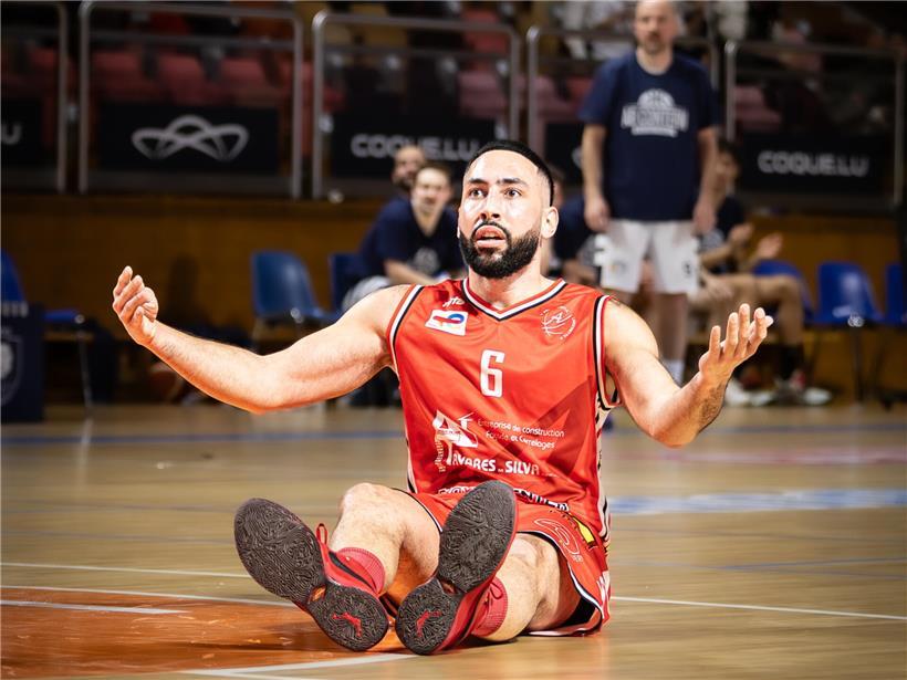 Malik Wilson beim Abschiedsspiel in der Coque, Fußballspieler in Aktion auf dem Spielfeld