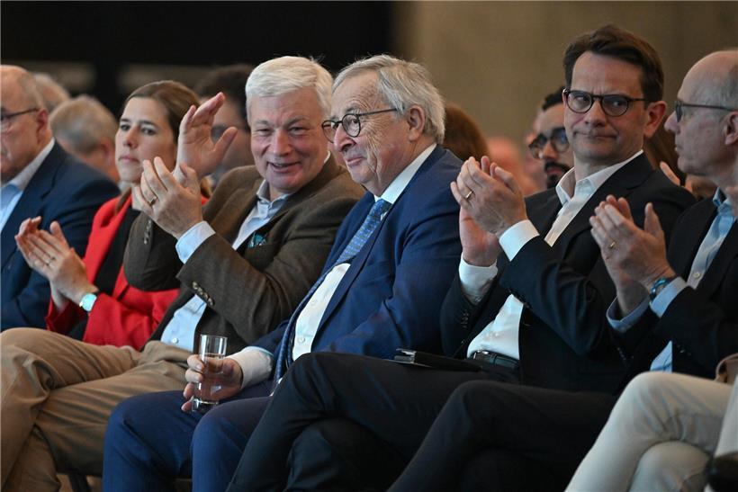 Gruppenfoto von Marc Spautz, Elisabeth Margue, Claude Wiseler, Jean-Claude Juncker, Laurent Zeimet und Luc Frieden bei offizieller Veranstaltung