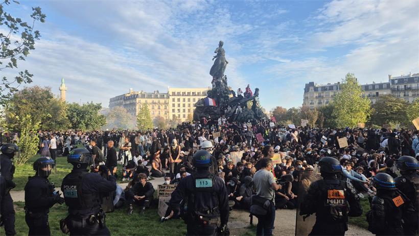 Mardi, les lycéens se sont rendus à la place de la Nation: „Le Triomphe de la République“ était le leur