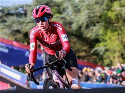 Marie Schreiber bei ihrer ersten Elite-WM als Zehnte im Ziel, starke Leistung bei internationalem Radsportrennen