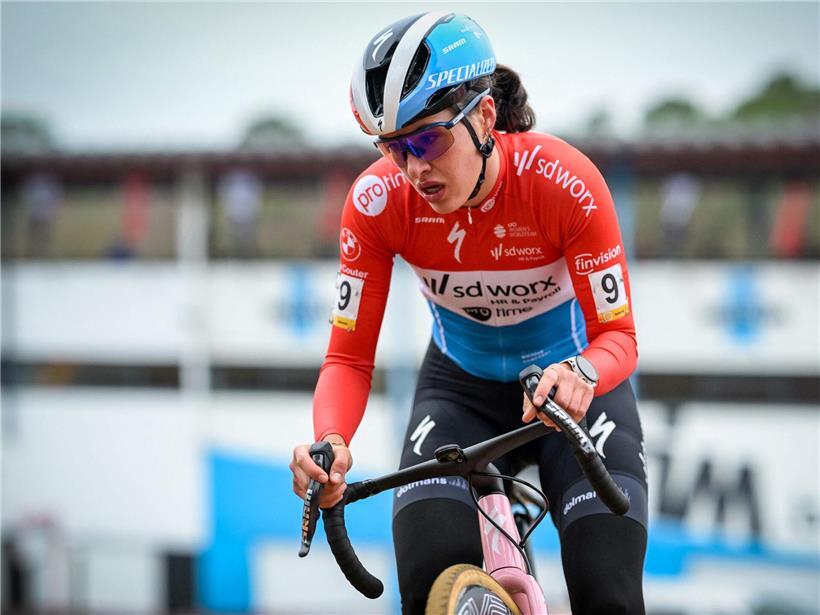 Marie Schreiber beim Cyclocross-Weltcup in Benidorm, kämpft auf der Strecke und erreicht Platz Acht