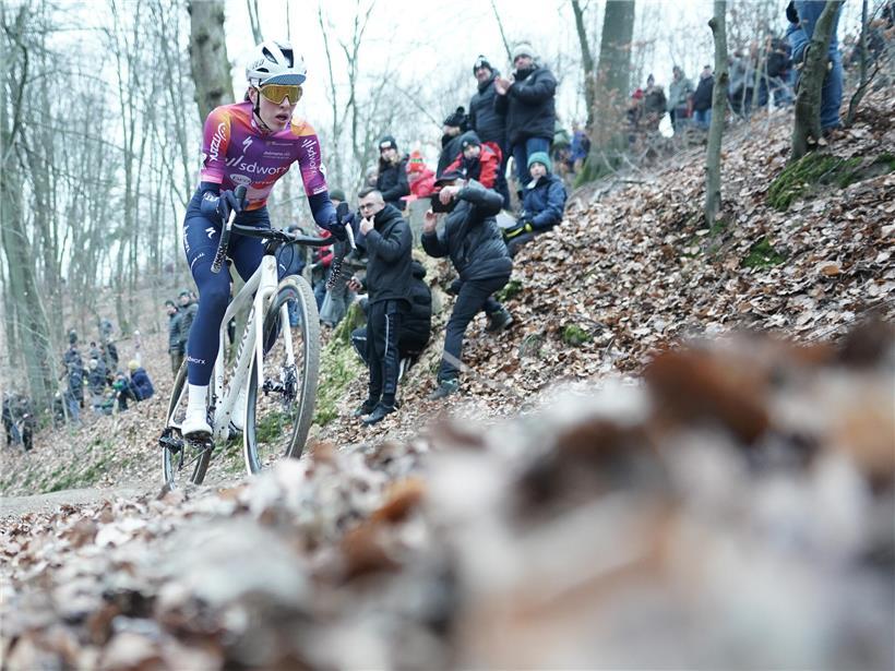 Marie Schreiber, Favoritin auf den Landesmeistertitel Damen, konzentriert im Wettkampf mit sportlicher Kleidung