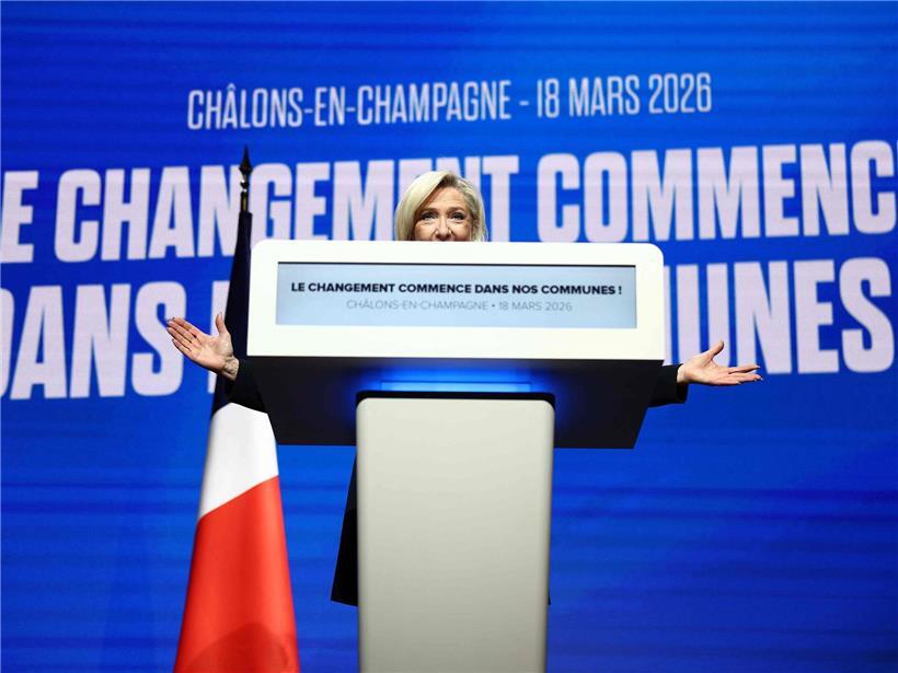 Marine Le Pen spricht bei einem Wahlkampf-Event vor Publikum, französische Politik und Präsidentschaftswahl Thema