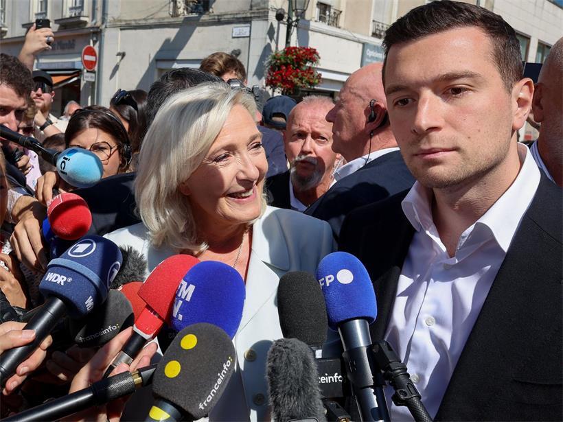 Marine Le Pen lächelt, RN-Chef Jordan Bardella wirkt nachdenklich bei Ankündigung der Präsidentschaftskandidatur 2024