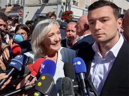 Marine Le Pen lächelt, RN-Chef Jordan Bardella wirkt nachdenklich bei Ankündigung der Präsidentschaftskandidatur 2024