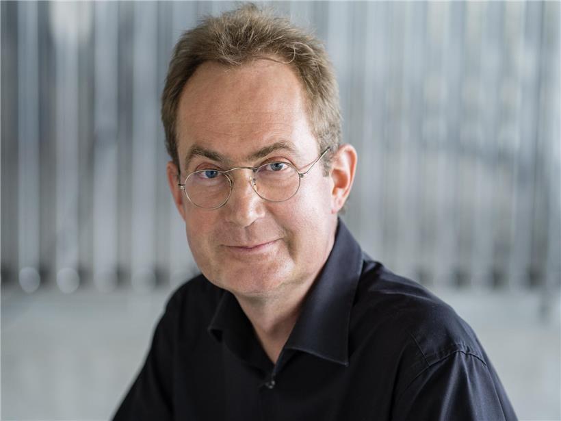 Markus Brönnimann am Klavier beim Komponieren, konzentriert und offen für Fehler im kreativen Prozess