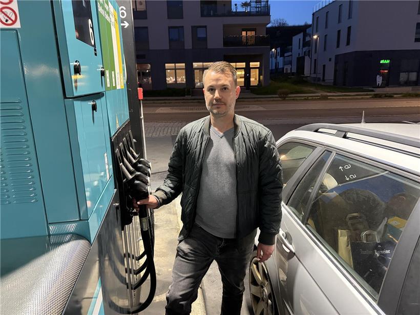 Markus blickt hoffnungsvoll in die Ferne, Symbol für Wunsch nach geopolitischer Entspannung und Alltagserleichterung