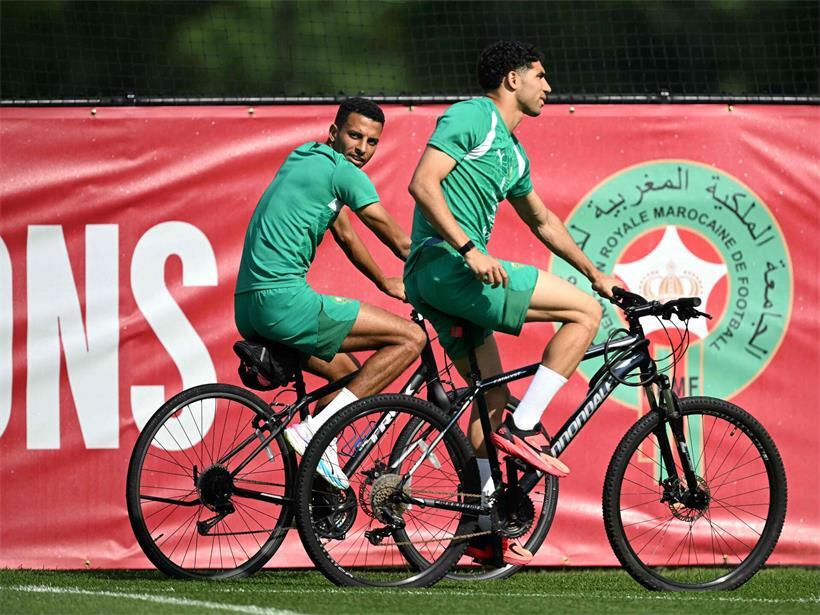 Marokkanischer Radfahrer wärmt sich vor dem Spiel gegen Brasilien auf, Trainingsszene, Sport, Fußball WM 2024