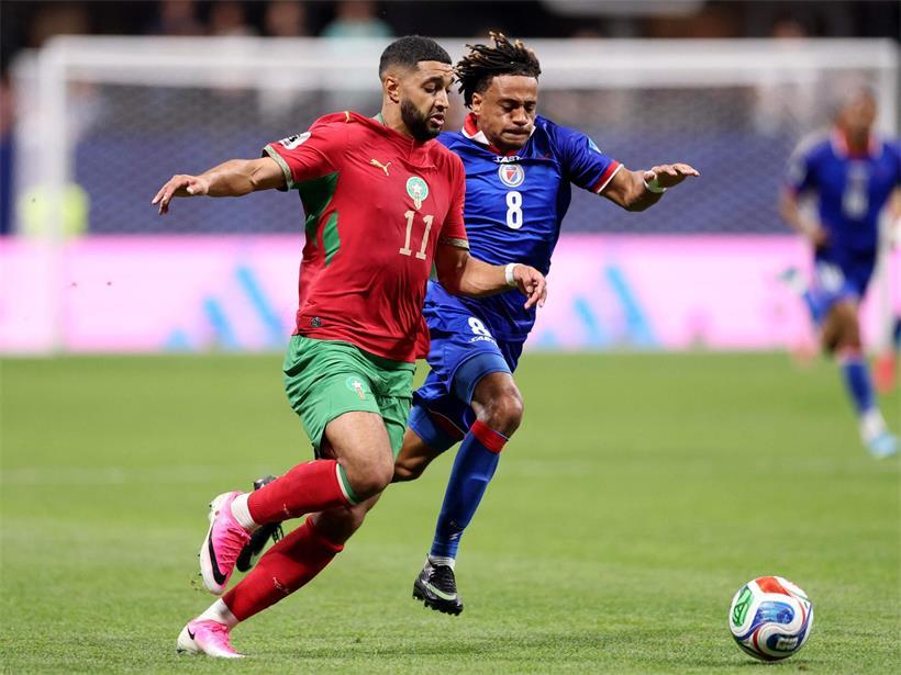 Ismael Saibari aus Marokko in Fußballtrikot, fokussiert und entschlossen, träumt vom WM-Titel