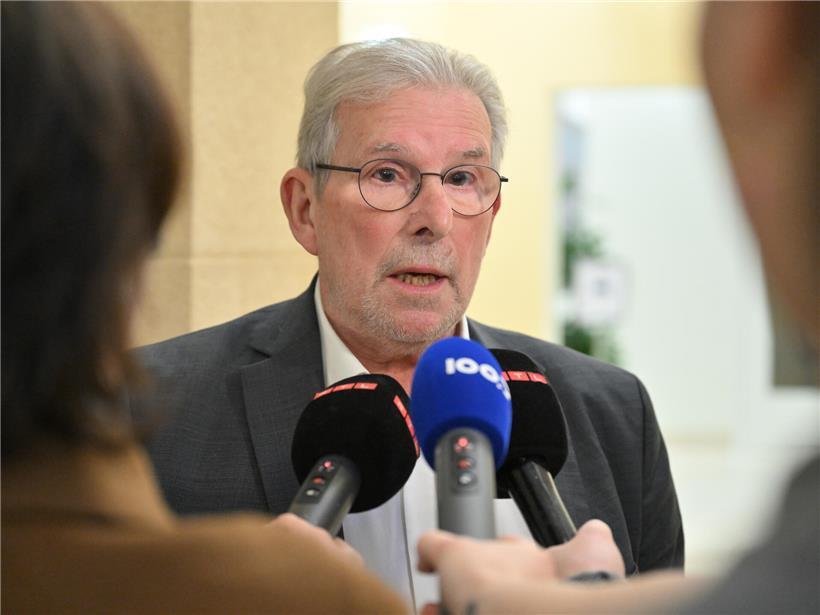 Mars Di Bartolomeo spricht engagiert bei einer politischen Diskussion, betont klare Haltung ohne politische Kompromisse.