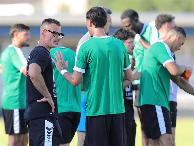 Martin Forkel nutzt Außenseiterrolle strategisch im Fußballspiel, fokussiert und entschlossen auf dem Spielfeld.