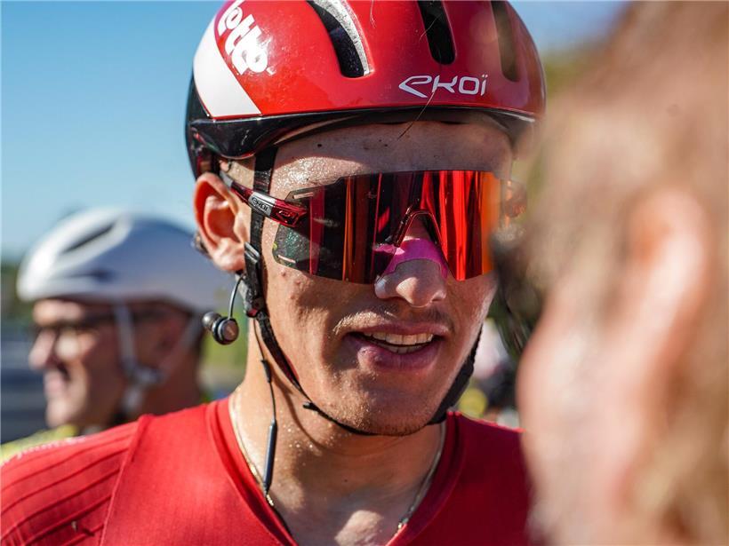 Mathieu Kockelmann jubelt begeistert nach seinem zweiten Profisieg im Motorsportrennen