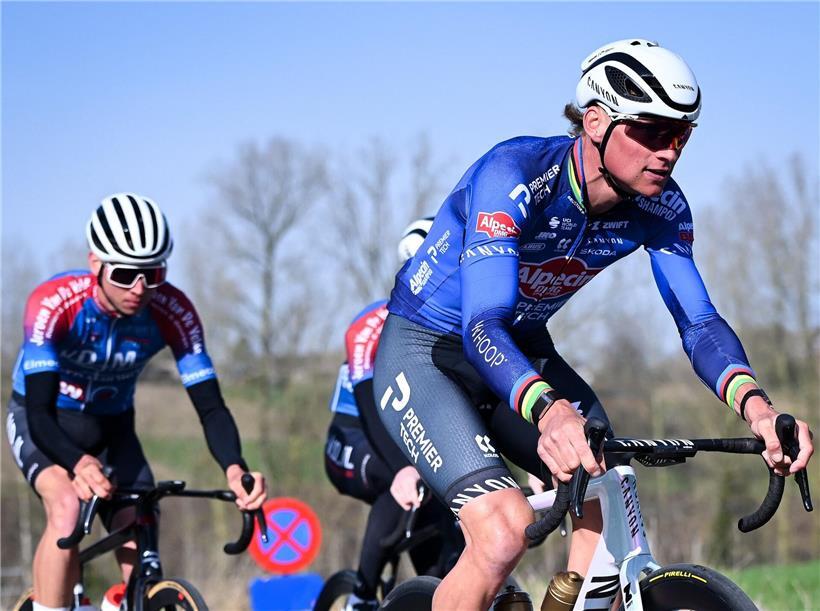 Mathieu van der Poel als Topfavorit beim Start des ersten Rennens der Klassikersaison auf dem Rennrad