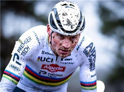 Mathieu van der Poel im Regenbogentrikot beim Radrennen in Hulst, bereit zur Titelverteidigung am Sonntag